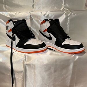 Nike Air Jordan 1 retro high top OG sneakers. New Mens- size 12